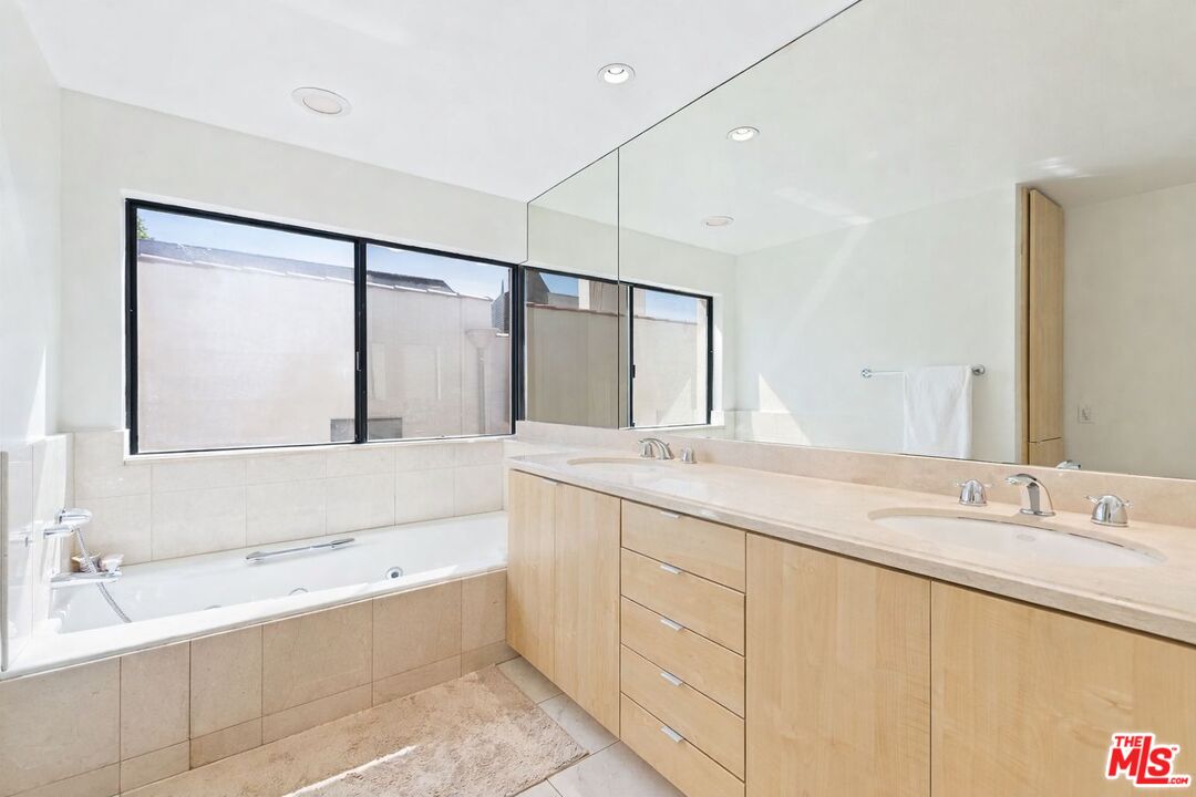 148 S Roxbury Dr Unit: B