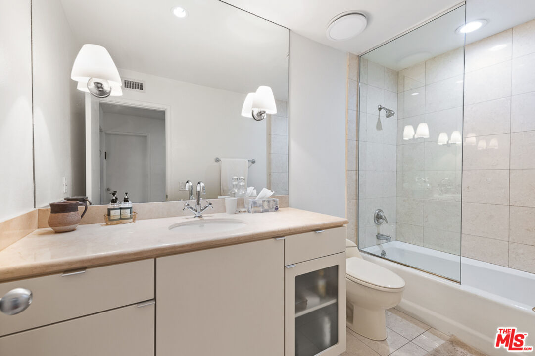 148 S Roxbury Dr Unit: B