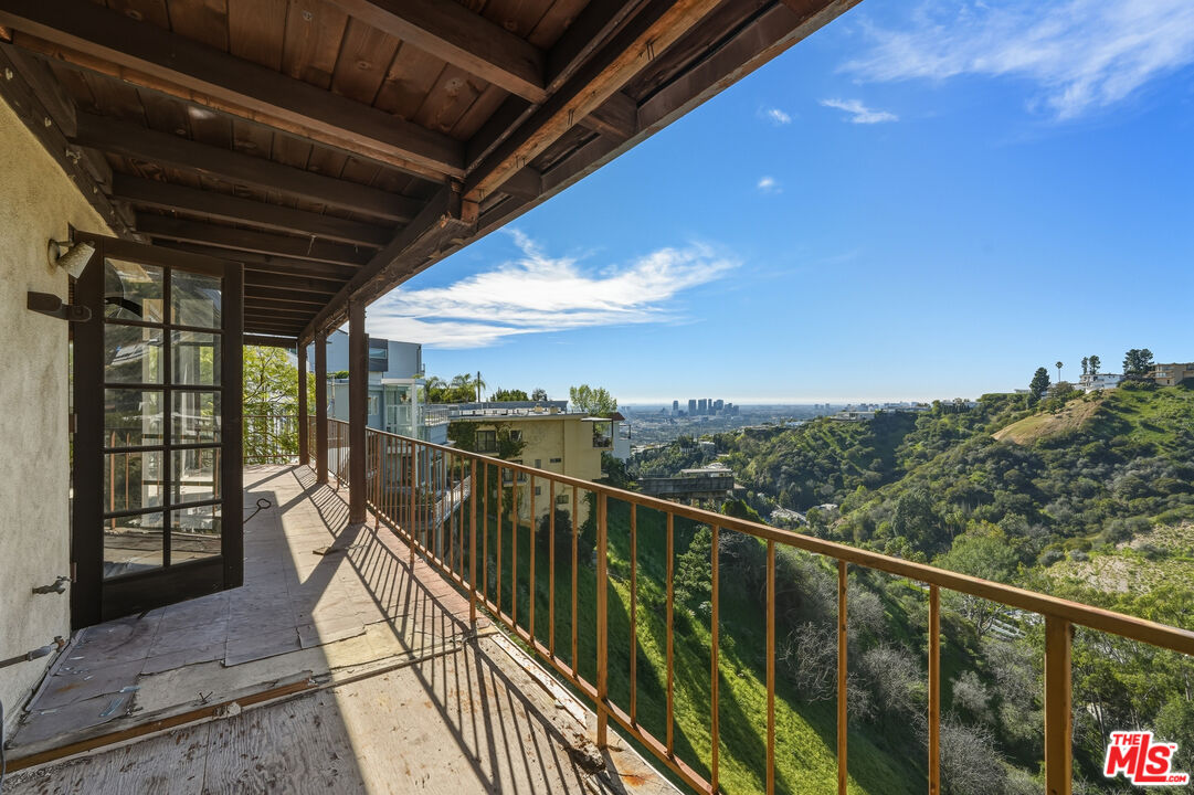 1879 Sunset Plaza Dr