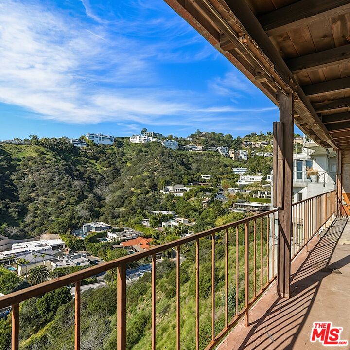 1879 Sunset Plaza Dr