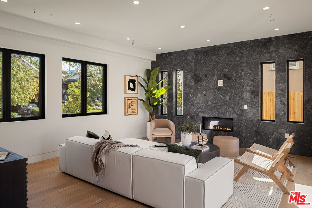 1325 Thayer Ave