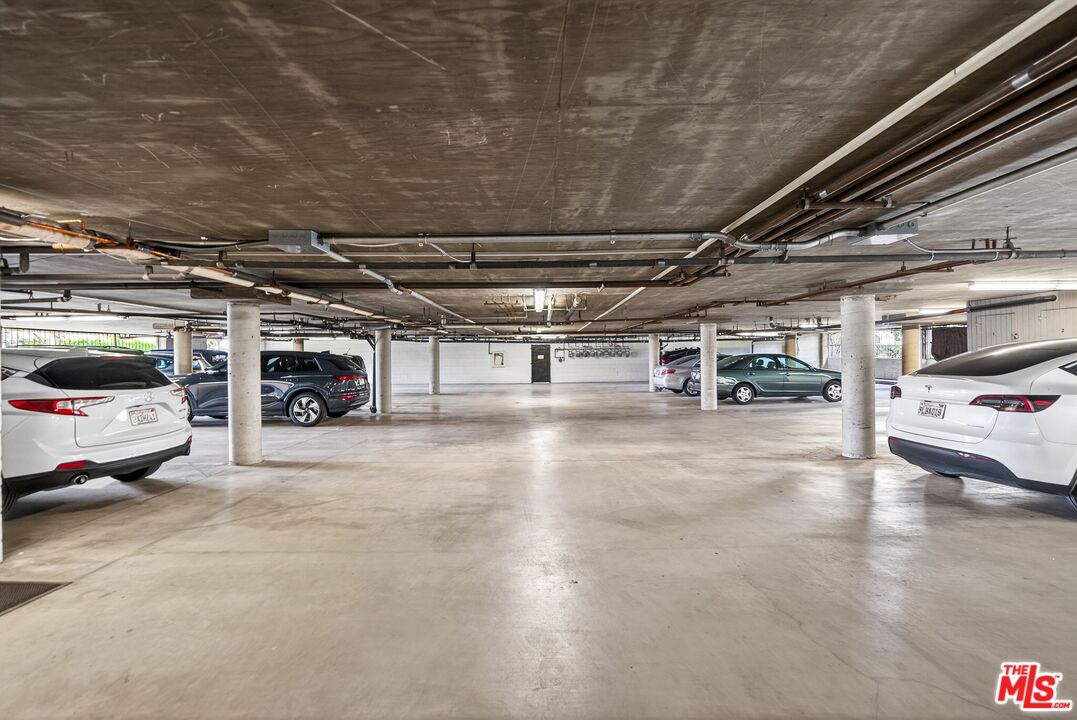 4822 Van Noord Ave Unit: 6