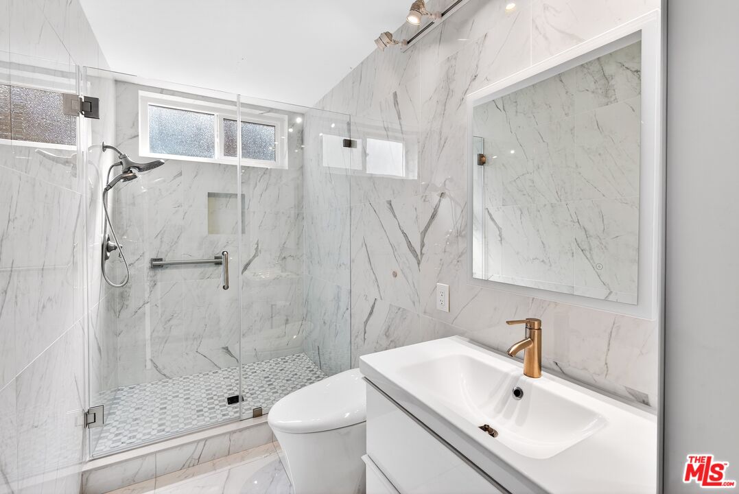 4822 Van Noord Ave Unit: 6