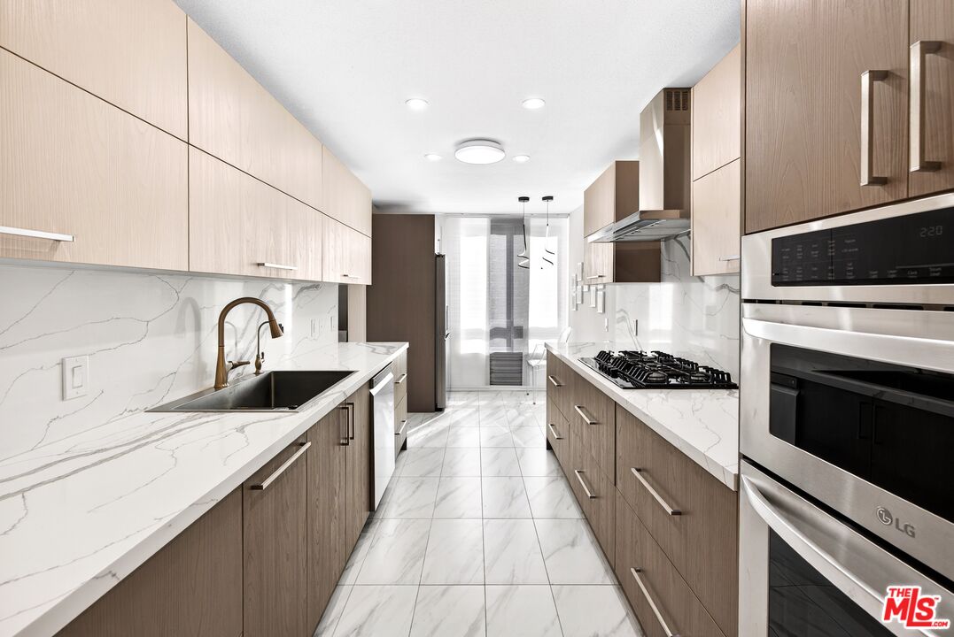 4822 Van Noord Ave Unit: 6