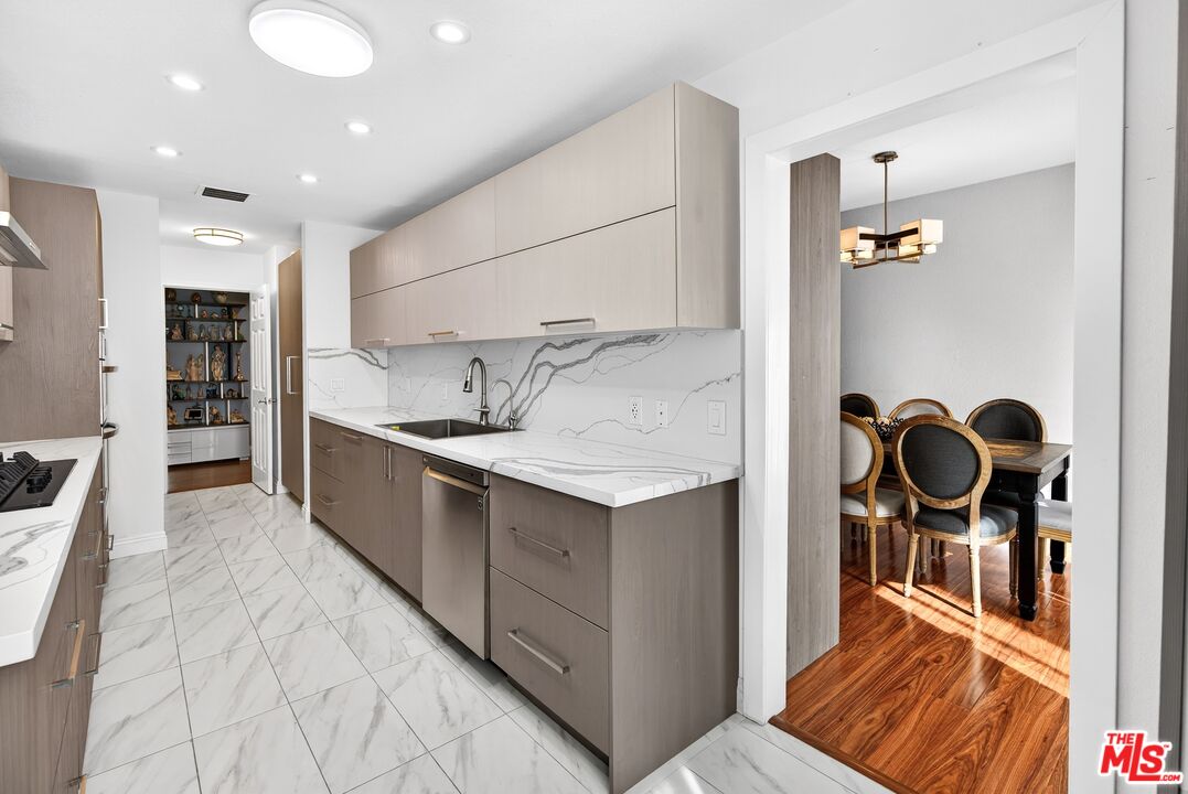 4822 Van Noord Ave Unit: 6