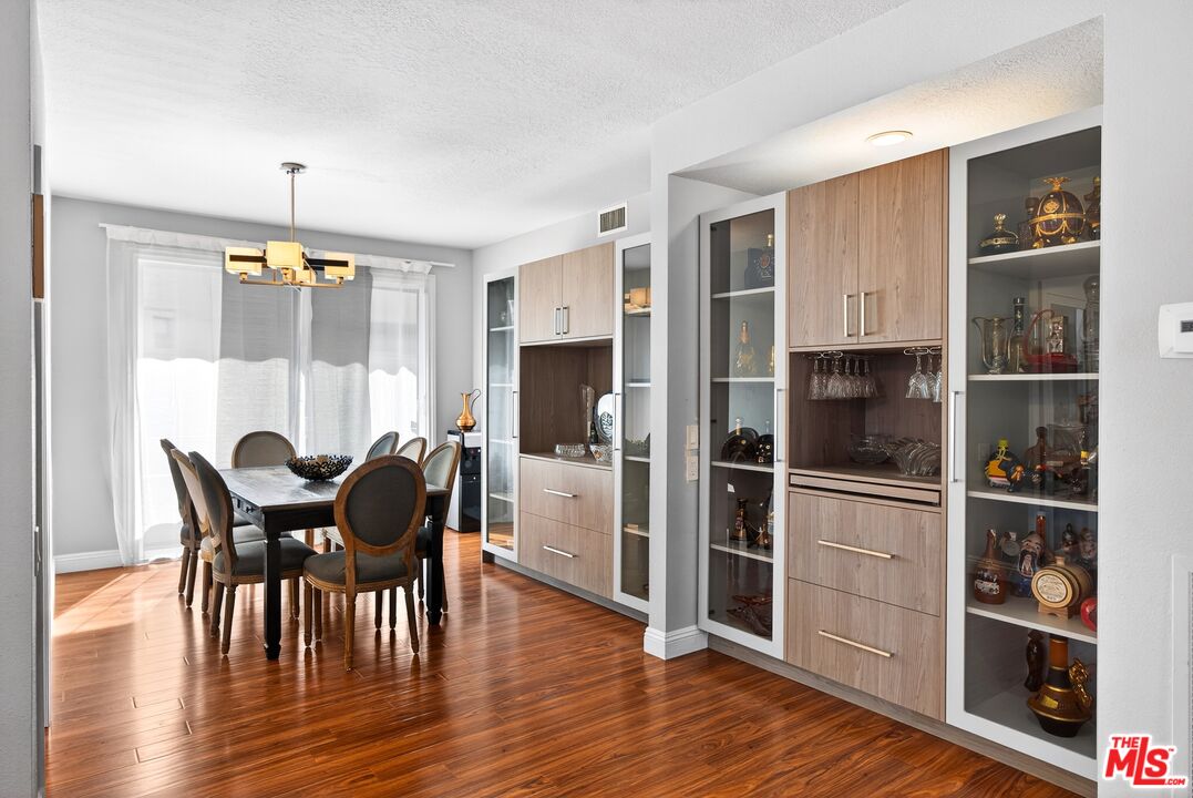 4822 Van Noord Ave Unit: 6