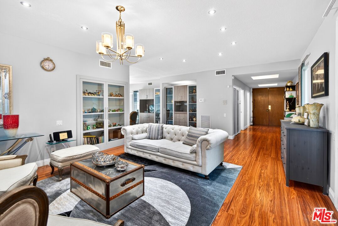4822 Van Noord Ave Unit: 6