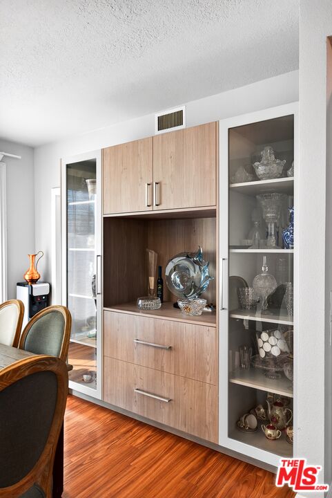 4822 Van Noord Ave Unit: 6