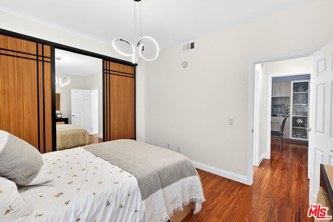 4822 Van Noord Ave Unit: 6