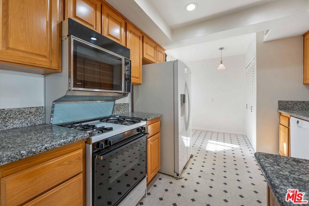 11706 Montana Ave Unit: 204