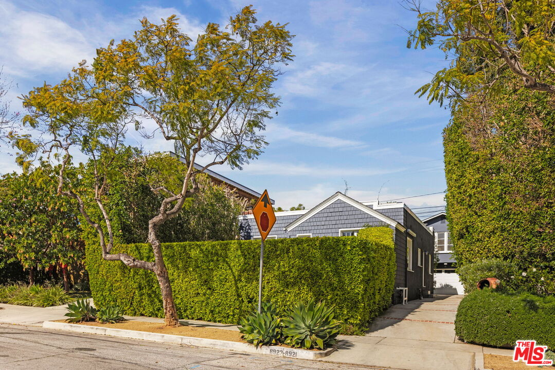 8923 Dorrington Ave