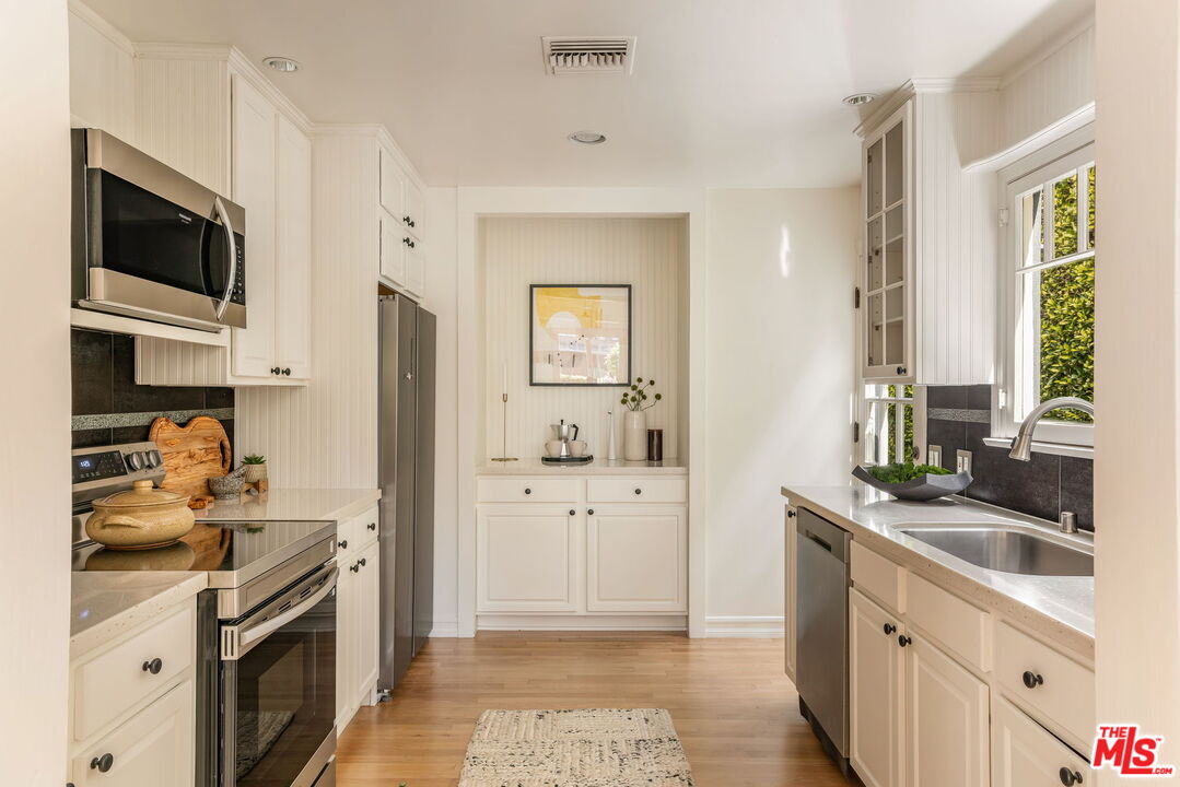 8923 Dorrington Ave
