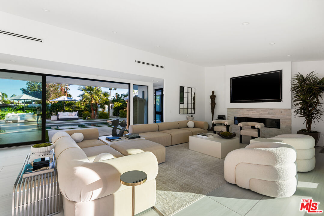 49723 Avenida Montero