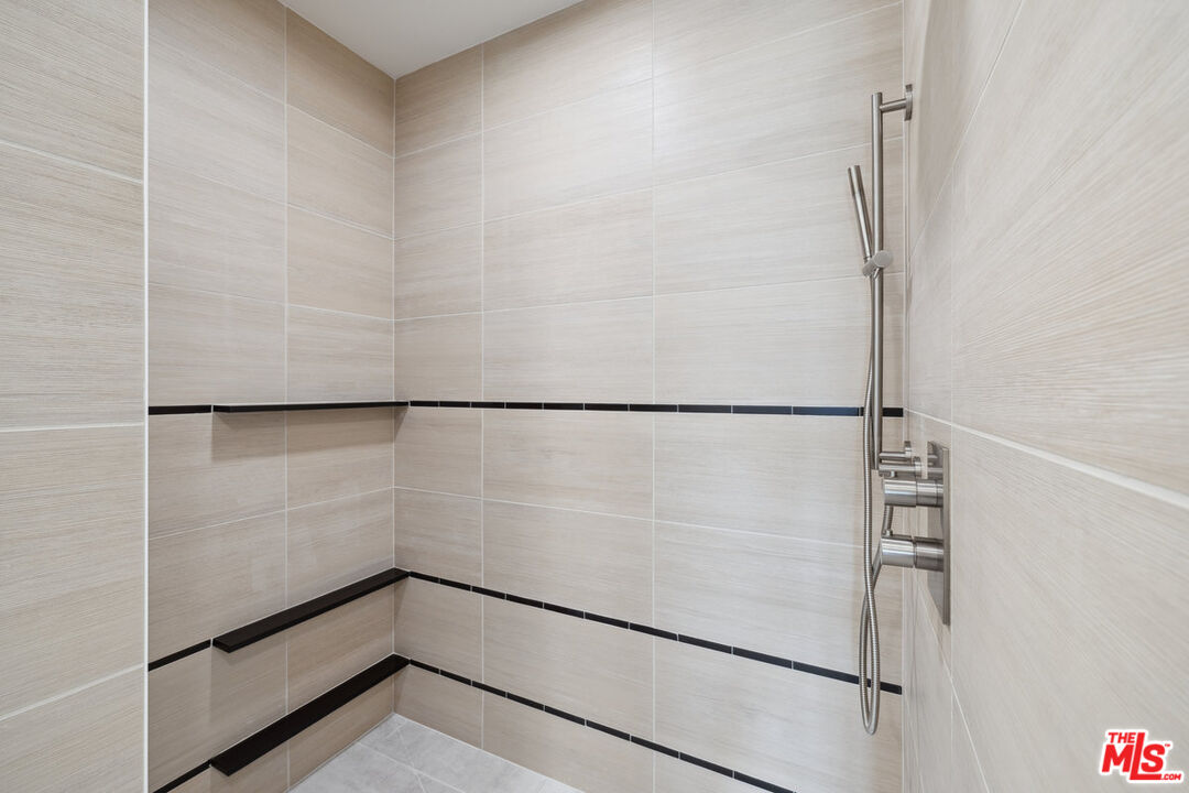 505 S Barrington Ave Unit: 104