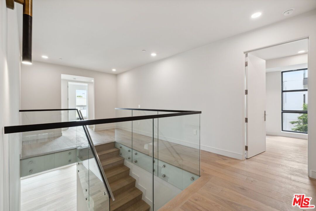 505 S Barrington Ave Unit: 104