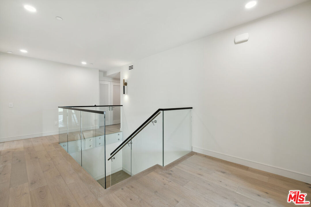 505 S Barrington Ave Unit: 104