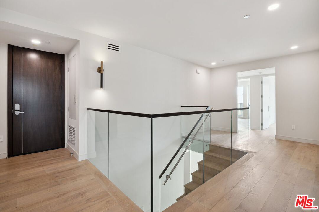 505 S Barrington Ave Unit: 104