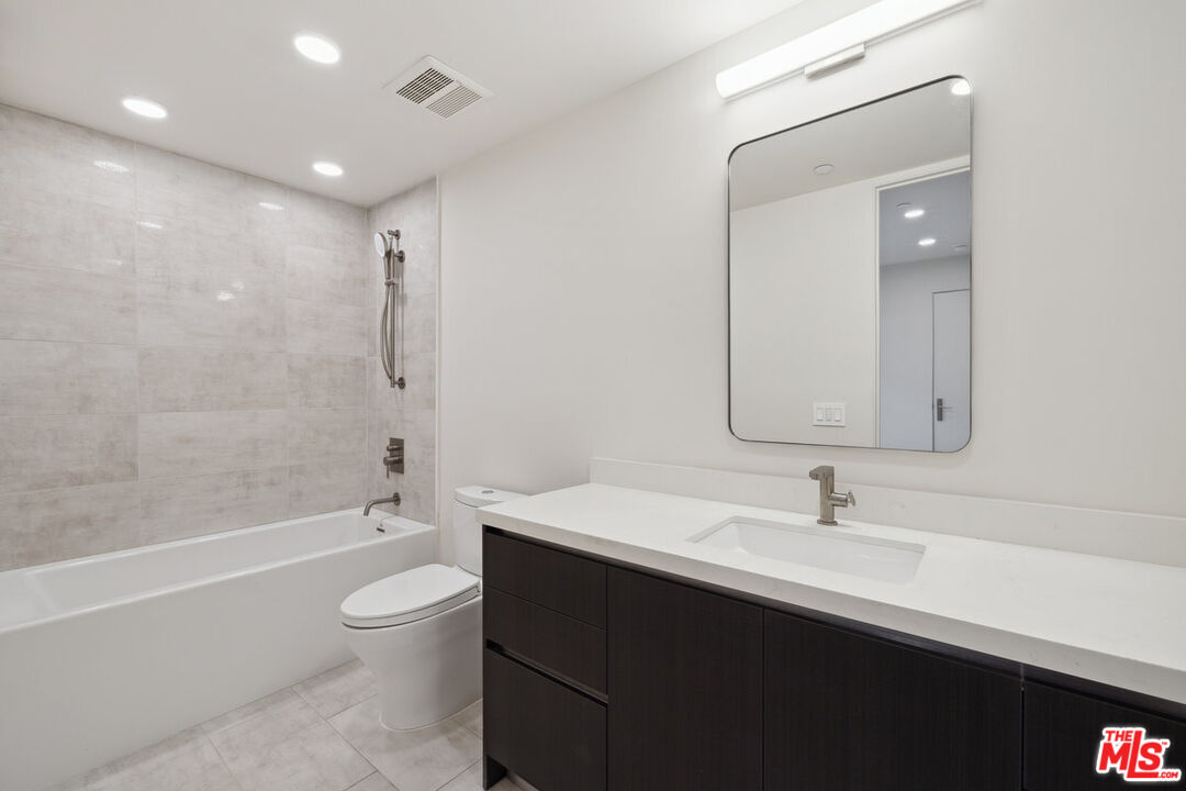 505 S Barrington Ave Unit: 104