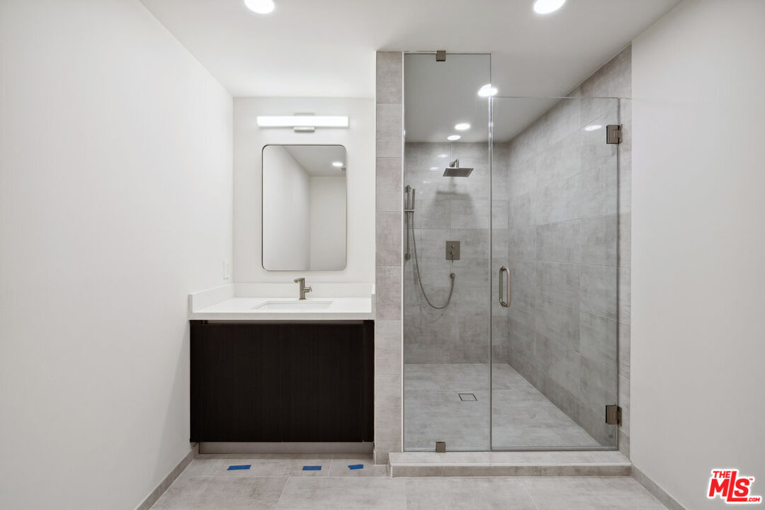 505 S Barrington Ave Unit: 104