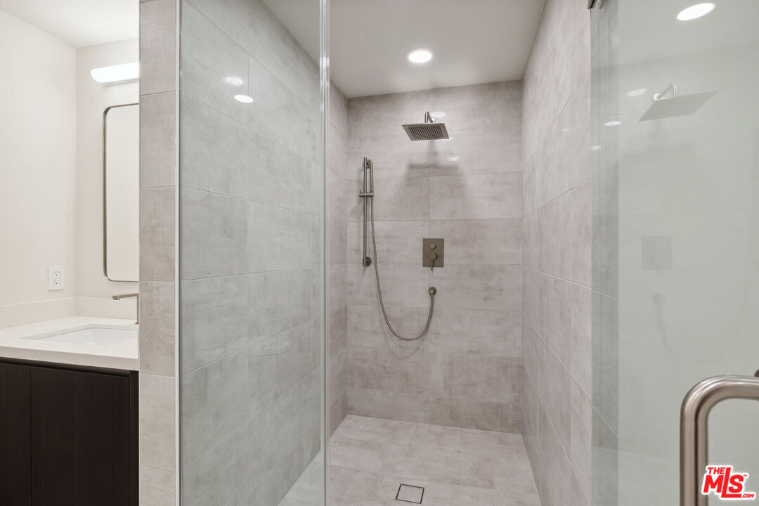 505 S Barrington Ave Unit: 104