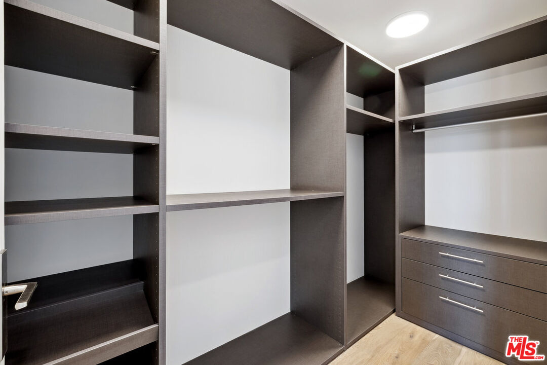 505 S Barrington Ave Unit: 104