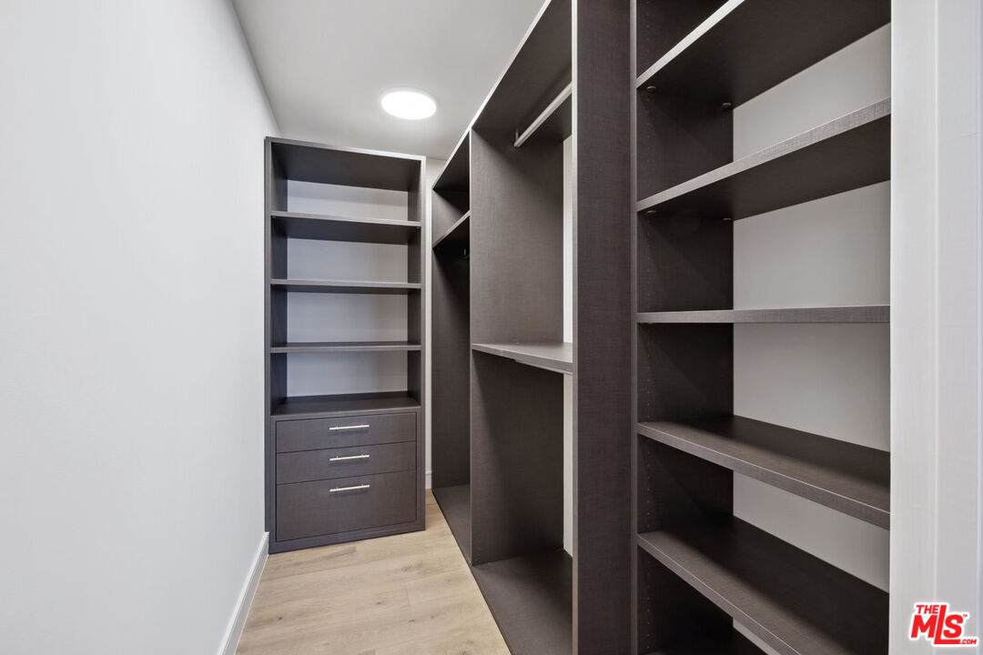 505 S Barrington Ave Unit: 104