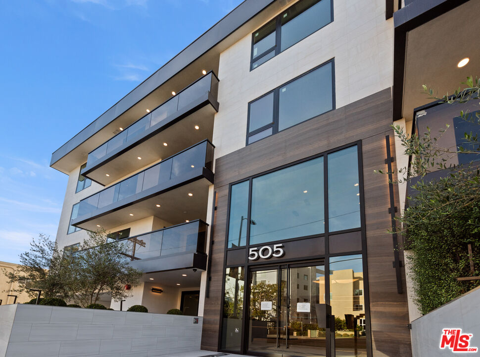 505 S Barrington Ave Unit: 307