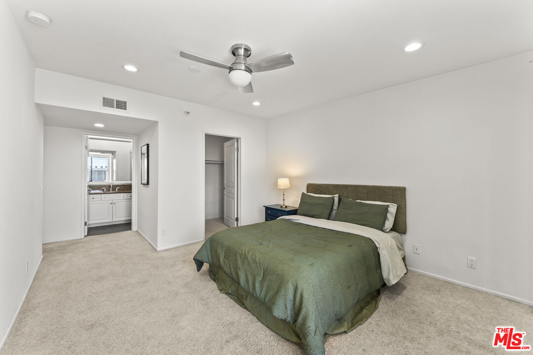 7320 Hawthorn Ave Unit: 401