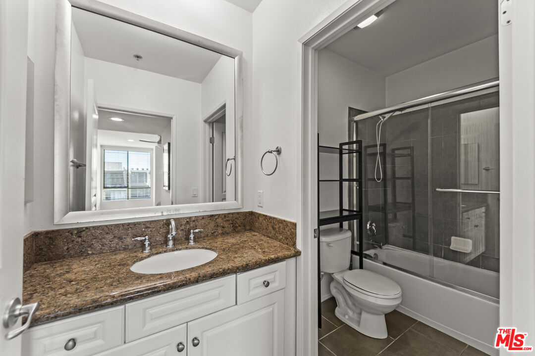 7320 Hawthorn Ave Unit: 401