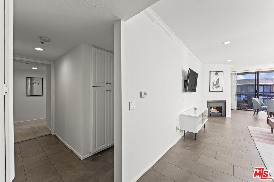 7320 Hawthorn Ave Unit: 401