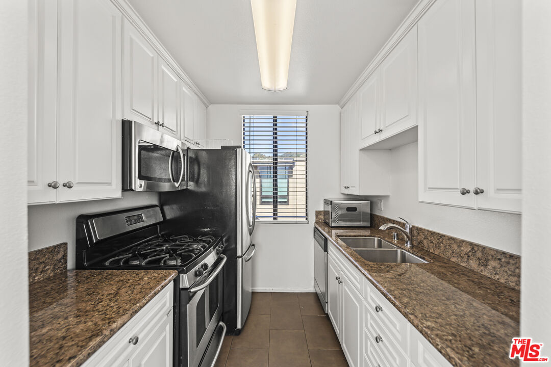 7320 Hawthorn Ave Unit: 401