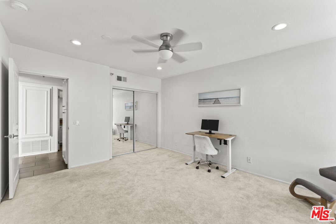 7320 Hawthorn Ave Unit: 401