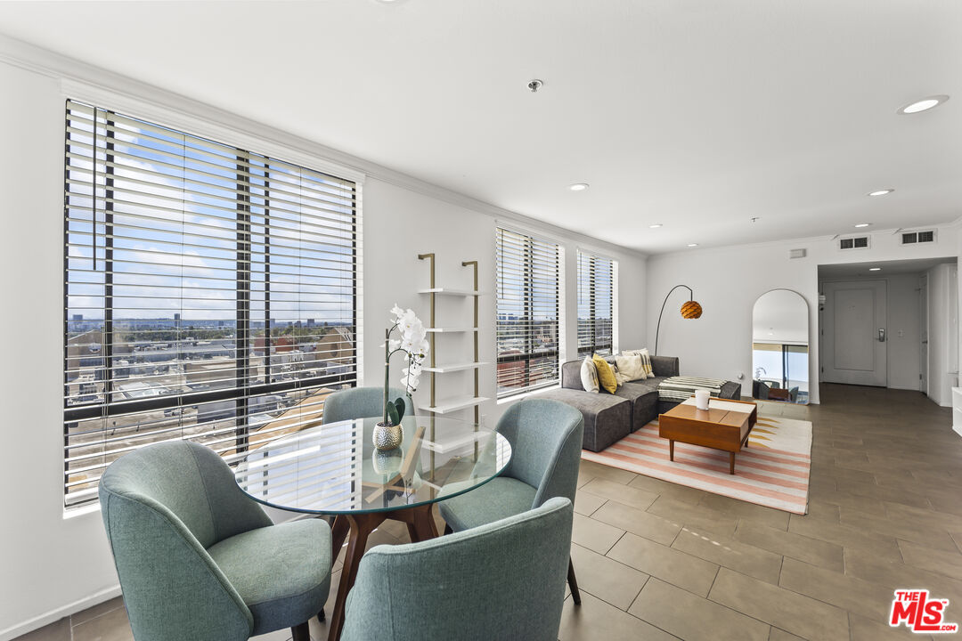 7320 Hawthorn Ave Unit: 401