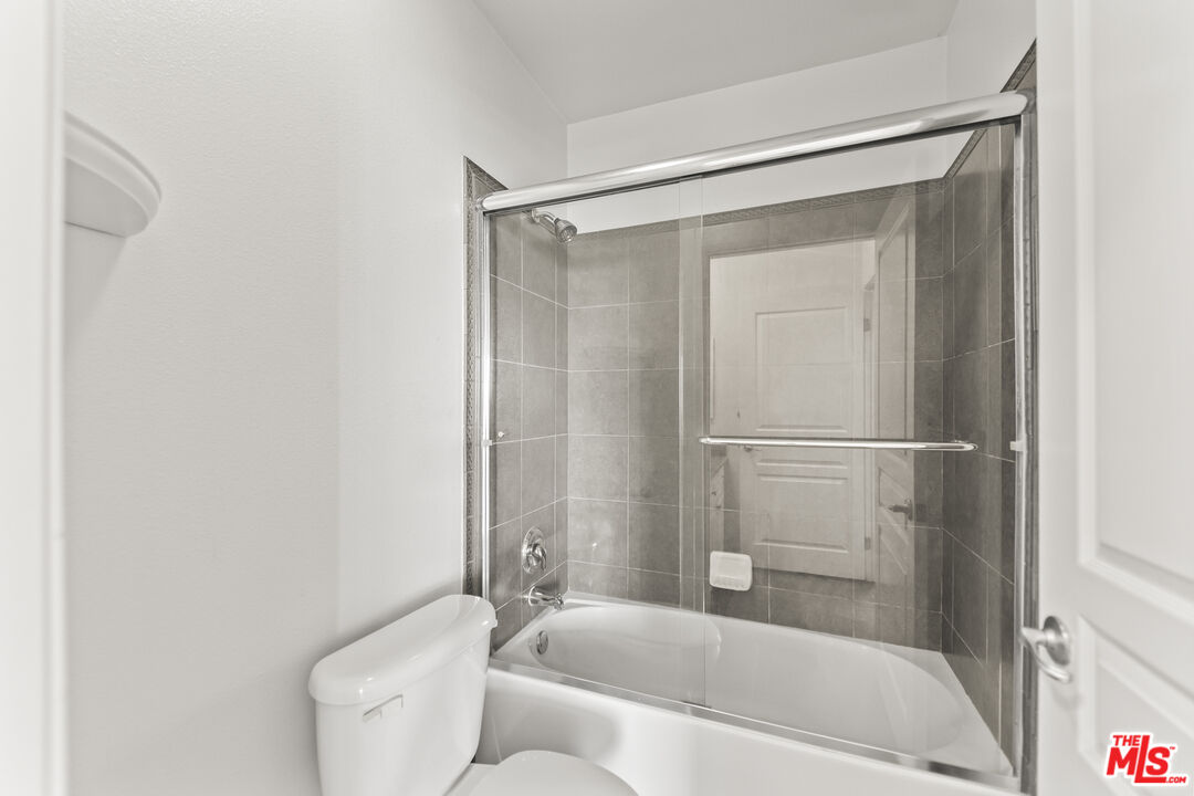 7320 Hawthorn Ave Unit: 401