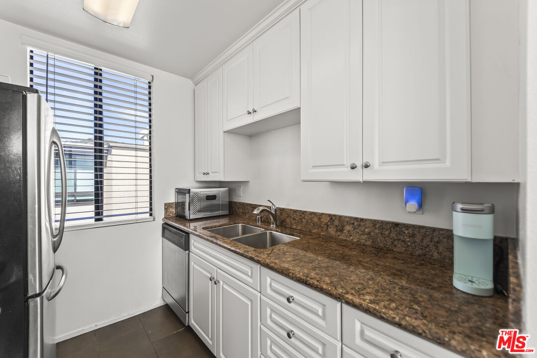 7320 Hawthorn Ave Unit: 401