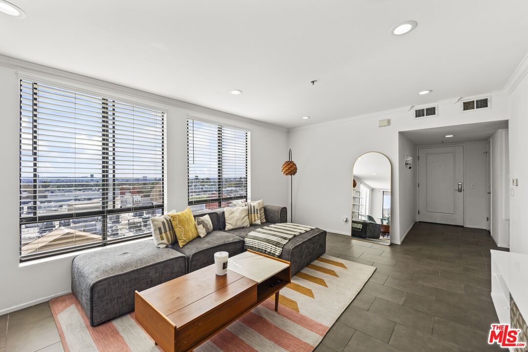 7320 Hawthorn Ave Unit: 401