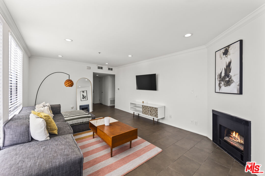 7320 Hawthorn Ave Unit: 401