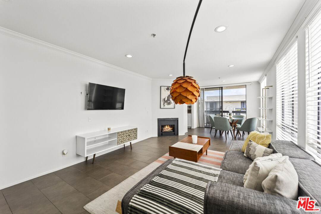 7320 Hawthorn Ave Unit: 401