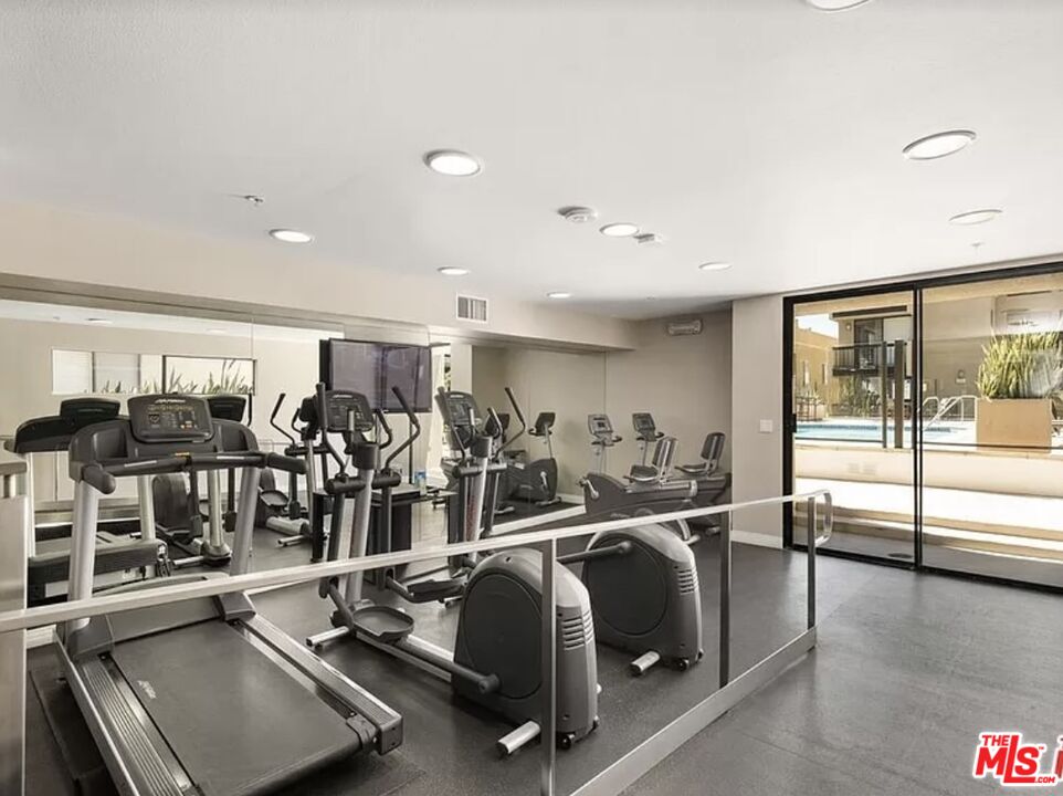 7320 Hawthorn Ave Unit: 401