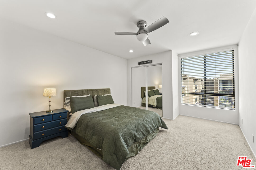 7320 Hawthorn Ave Unit: 401