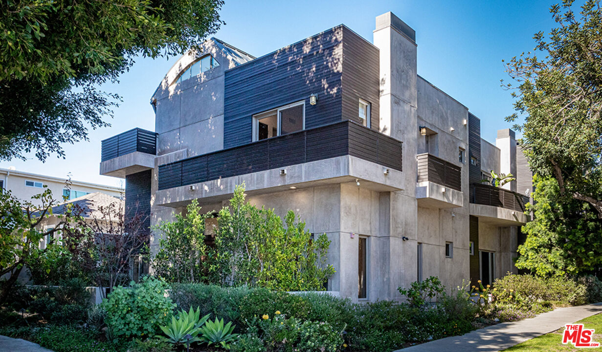 861 20th St Unit: 1