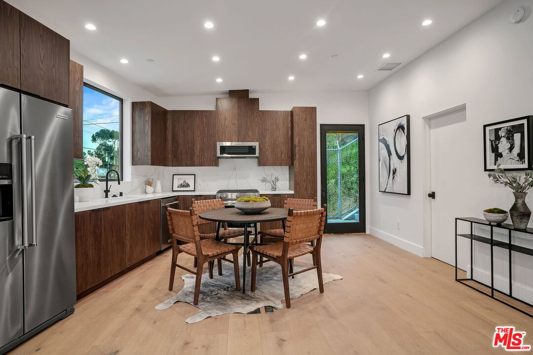 2352 Riverside Dr