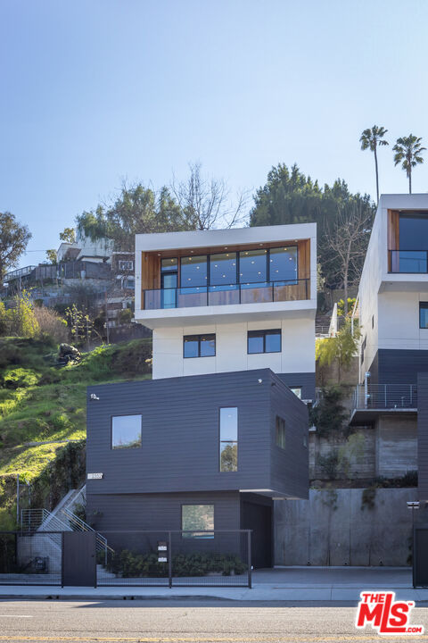 2352 Riverside Dr