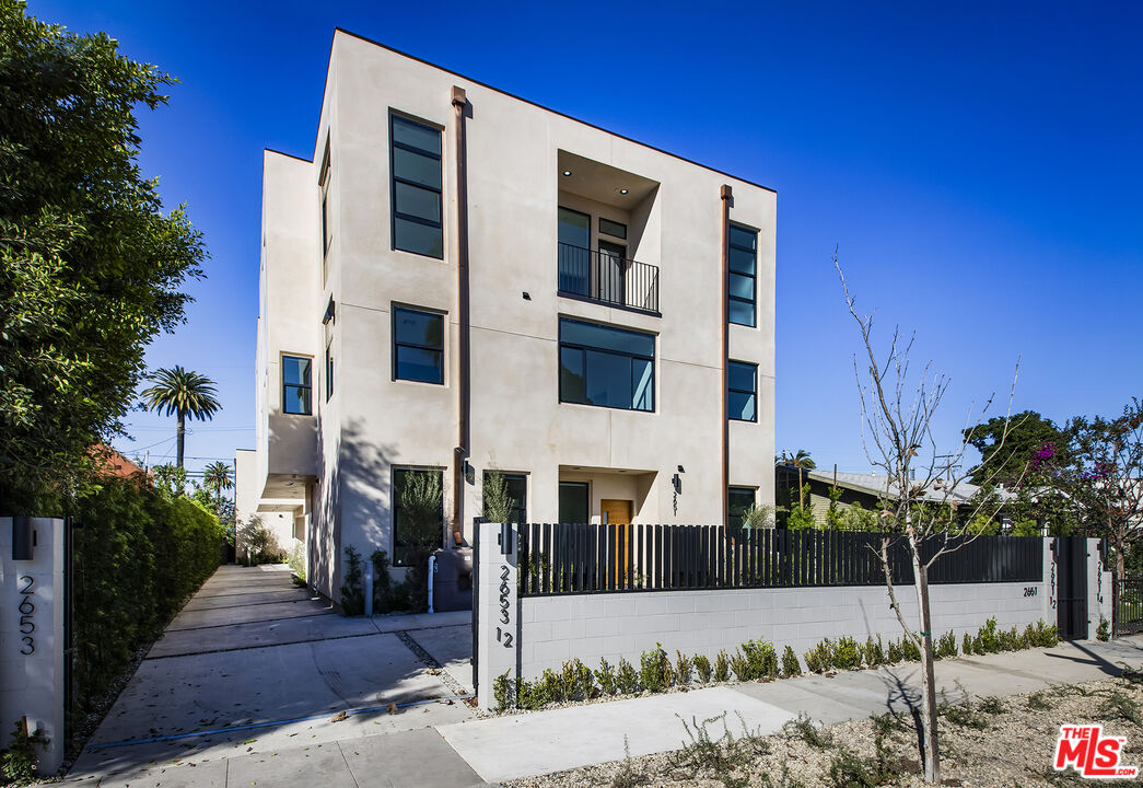 2651 Vineyard Ave