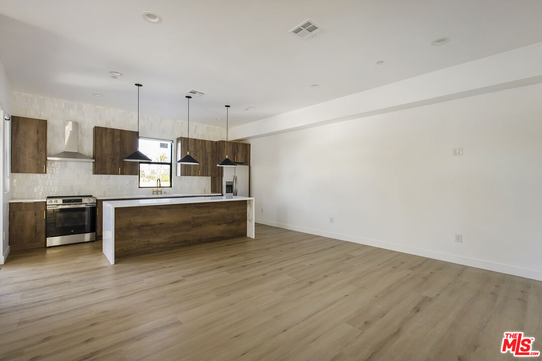 2651 Vineyard Ave