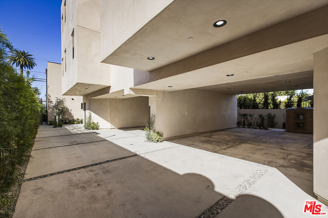 2651 Vineyard Ave