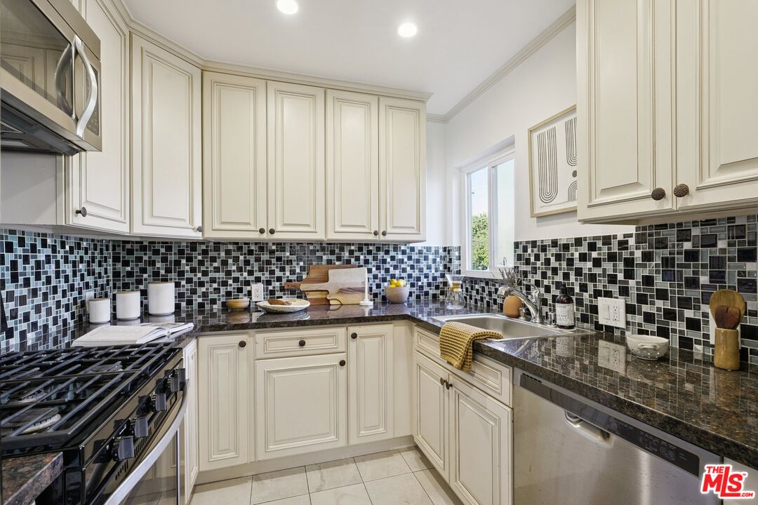 4408 Franklin Ave Unit: 5