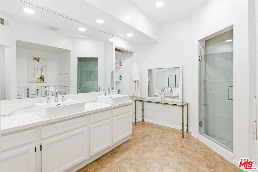 1164 Wellesley Ave Unit: 301