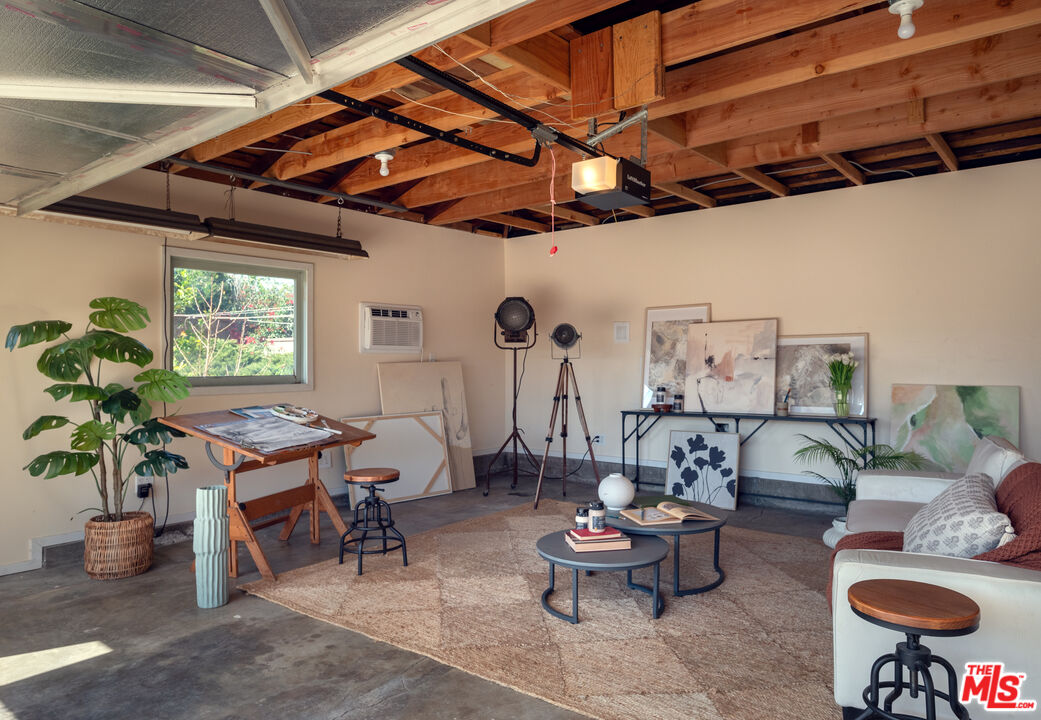 3325 Primavera St