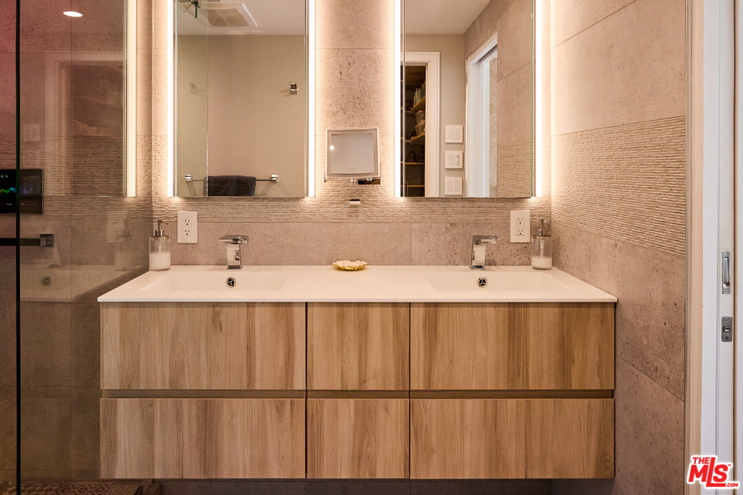 221 S Gale Dr Unit: 403